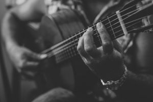 Jak wymienić struny w gitarze akustycznej