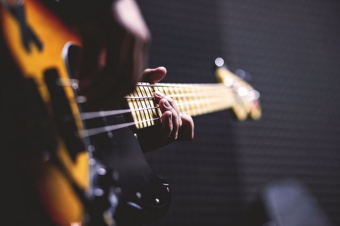 Jak wymienić struny w gitarze basowej?