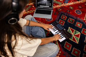 Akai MPK Mini MK4 Grey ultrakompaktowa klawiatura sterująca