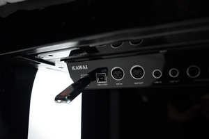 Kawai K-300 ATX4 WH — Pianino akustyczne z hybrydowym systemem AnyTime X4