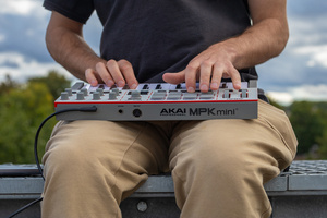 Akai MPK Mini MK4 Black ultrakompaktowa klawiatura sterująca