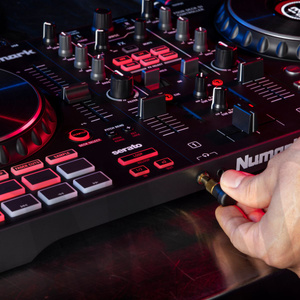 Numark Mixtrack Platinum FX 4-kanałowy kontroler DJ z wyświetlaczami