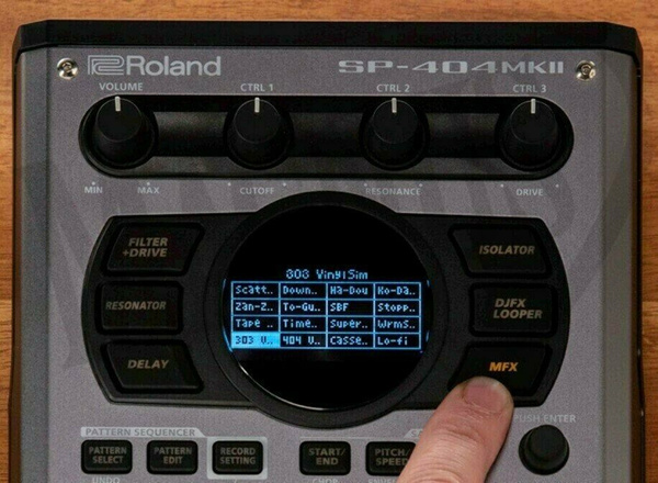 Roland SP-404-MKII syntezator