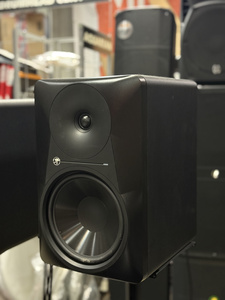 Mackie MR 824 aktywny monitor studyjny - ekspozycja