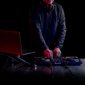 Numark Mixtrack Platinum FX 4-kanałowy kontroler DJ z wyświetlaczami