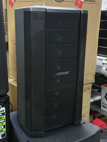 Bose F1 Model 812 - pełno-pasmowy głośnik o mocy 1000 W - ekspozycja