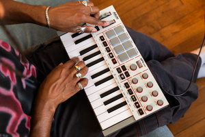 Akai MPK Mini MK4 Black ultrakompaktowa klawiatura sterująca