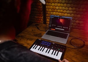 Akai MPK Mini MK4 Black ultrakompaktowa klawiatura sterująca