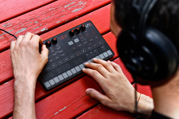 iK Multimedia Uno Synth syntezator