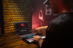 Akai MPK Mini MK4 Black ultrakompaktowa klawiatura sterująca