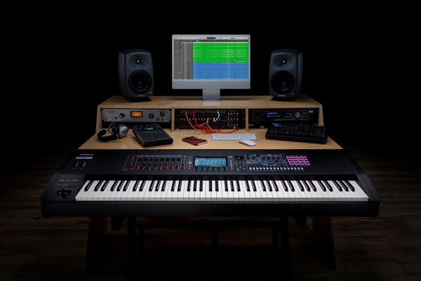 Roland Fantom 8 EX syntezator