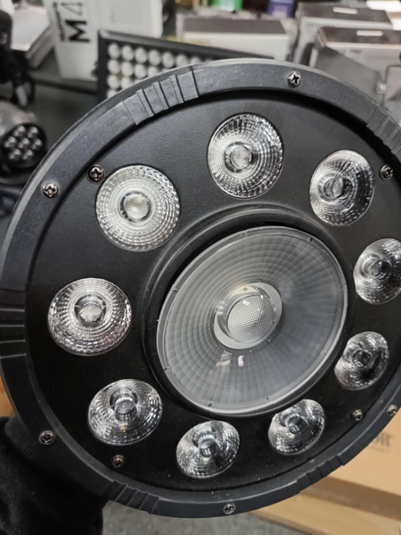 Fractal Lights PAR LED 9x10W+1x30W - reflektor par - ekspozycja