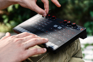 iK Multimedia Uno Synth syntezator