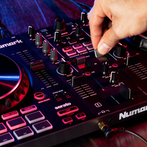 Numark Mixtrack Platinum FX 4-kanałowy kontroler DJ z wyświetlaczami