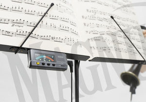 Korg Slimpitch RW - biało-czerwony tuner chromatyczny z mikrofonem na klipsie i kolorowy wyświetlaczem
