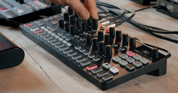 iK Multimedia Uno Synth Pro X syntezator