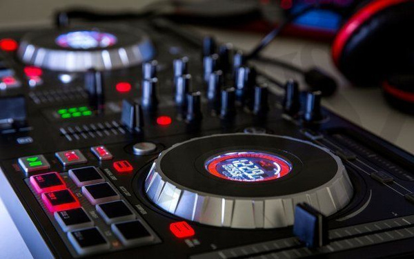 Numark Mixtrack Platinum kontroler DJ