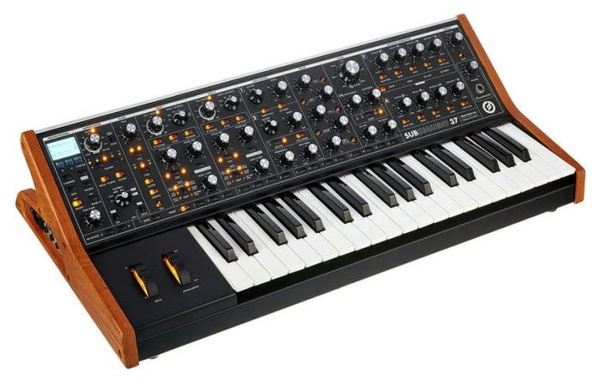 Moog SUBsequent 37 syntezator analogowy
