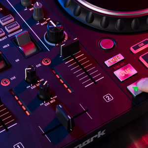 Numark Mixtrack Platinum FX 4-kanałowy kontroler DJ z wyświetlaczami