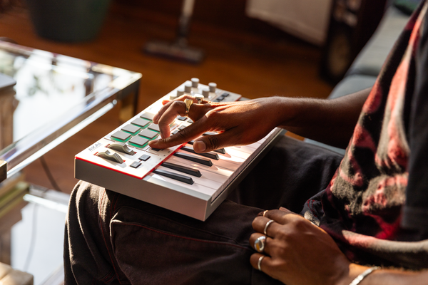 Akai MPK Mini MK4 Grey ultrakompaktowa klawiatura sterująca