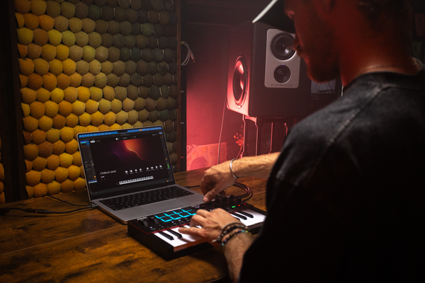 Akai MPK Mini MK4 Black ultrakompaktowa klawiatura sterująca