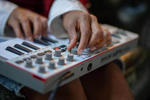 Akai MPK Mini MK4 Grey ultrakompaktowa klawiatura sterująca