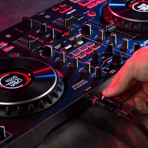 Numark Mixtrack Platinum FX 4-kanałowy kontroler DJ z wyświetlaczami