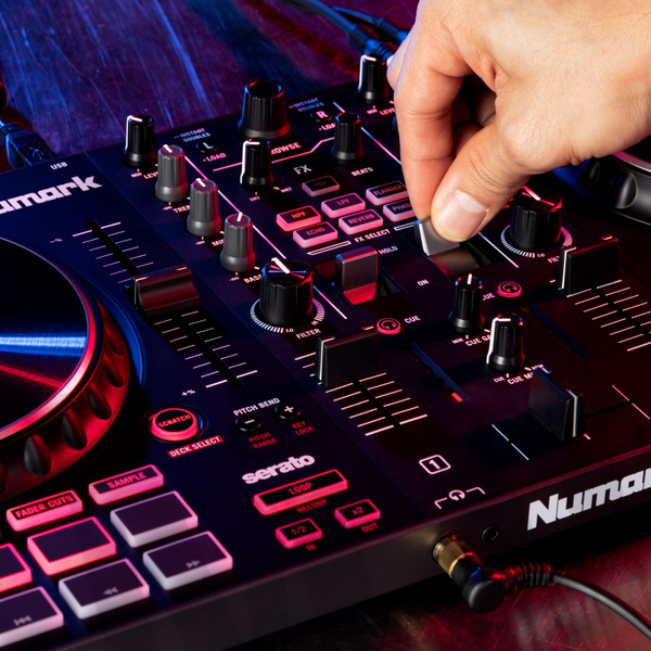 Numark Mixtrack Platinum FX 4-kanałowy kontroler DJ z wyświetlaczami